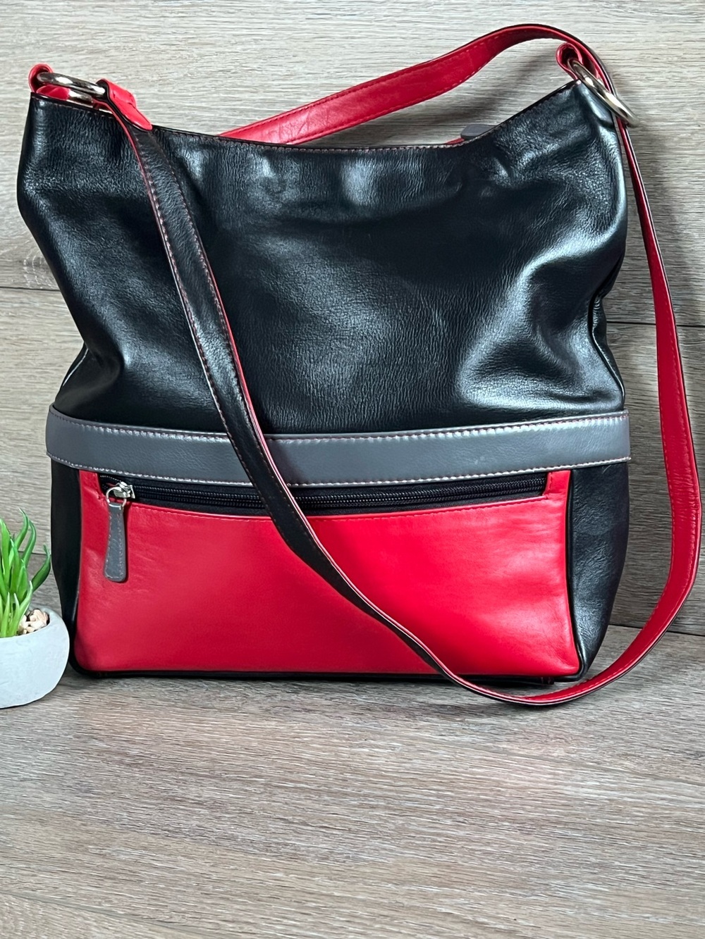 NWOT ili New York Stylish Black & Red Women's Shoulder crossbody Bag